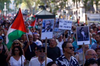 Participantes de la marcha por Palestina circulan por las Ramblas de Barcelona.