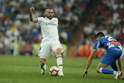 Karim Benzema controla el balón frente a Marc Roca.