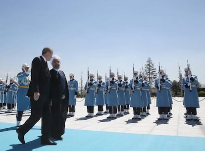El presidente de Turquía, Recep Tayyip Erdogn, recibe a su homólogo iraní, Hassan Ruhani, en el palacio presidencial de Ankara.