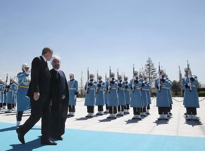 El presidente de Turqu&iacute;a, Recep Tayyip Erdogn, recibe a su hom&oacute;logo iran&iacute;, Hassan Ruhani, en el palacio presidencial de Ankara.