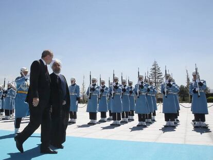 El presidente de Turqu&iacute;a, Recep Tayyip Erdogn, recibe a su hom&oacute;logo iran&iacute;, Hassan Ruhani, en el palacio presidencial de Ankara.