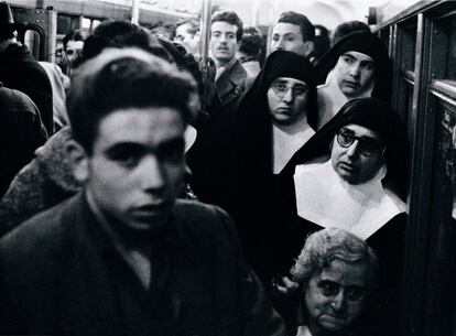'Metro' (1959), una de la fotografies de Leopoldo Pomés incloses al llibre 'Barcelona 1957'.