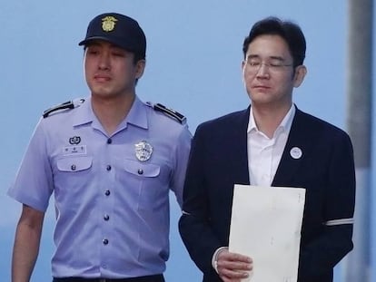Jay Y. Lee, vicepresidente y líder de facto de Samsung, tras asistir a su veredicto condenatorio el pasado día 25, en Seúl.