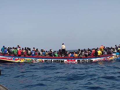 Algunas de las 168 personas rescatadas por la patrullera 'Río Tajo' de la Guardia Civil.