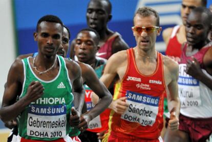 Sergio Sánchez celebra su plata en los 3.000 metros con una bandera de España.