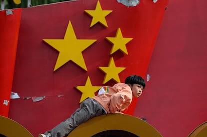 Un niño jugaba ayer en una plaza en la ciudad china de Yan’an.