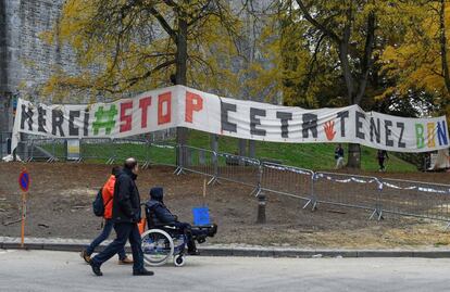 Pancarta contra el tratado CETA colocada cerca del Parlamento de Valonia.
