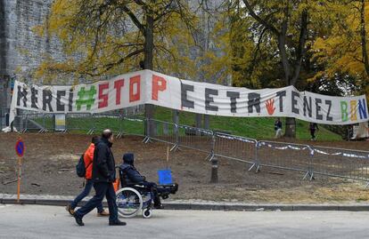 Pancarta contra el tratado CETA colocada cerca del Parlamento de Valonia. 