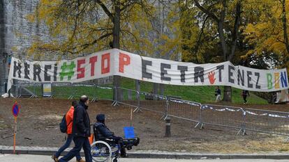 Pancarta contra el tratado CETA colocada cerca del Parlamento de Valonia. 