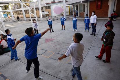 Si se detecta un contagio, la escuela se cerrará por 15 días y los estudiantes volverán a clases a distancia. En foto, un grupo de estudiantes la mañana de este lunes.