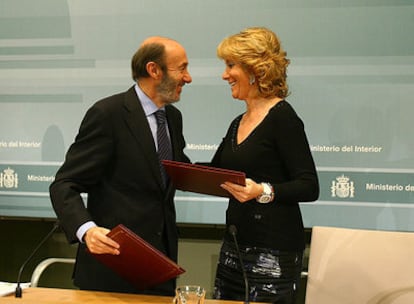 Esperanza Aguire y Alfredo Pérez Rubalcaba briomean durante la firma del convenio sobre seguridad.