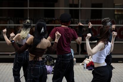 Los bailarines repiten los movimientos frente a la fachada del edifico para poder verse reflejados.