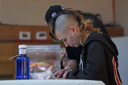 Una integrante de una mesa electoral este domingo en el colegio público de Otxandio, Bizkaia.