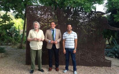 Antoni Miró, Arturo Torró y Vicent Gregori, en el estudio del primero
