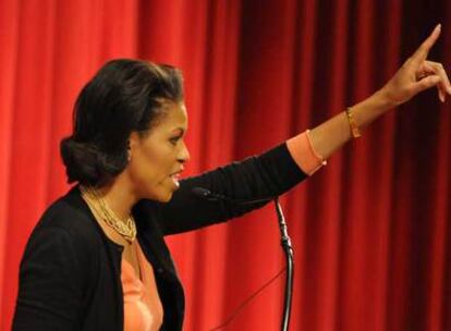 Michelle Obama, pronuncia un discurso en un teatro de la misma ciudad.