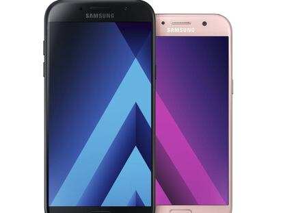 Los nuevos Galaxy A7 (negro) y Galaxy A5. 