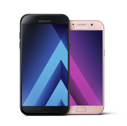Los nuevos Galaxy A7 (negro) y Galaxy A5. 
