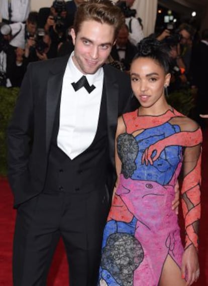 Robert Pattinson y FKA twigs, en una gala benéfica en el Museo Metropolitano de Arte de Nueva York, el 15 de mayo pasado.