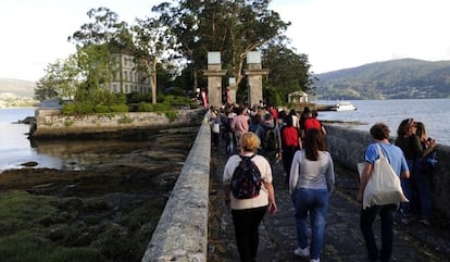 Varios asistentes al festival Sinsal, celebrado en la isla de San Simón a finales de julio.