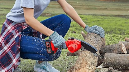 Una motosierra de tamaño compacto y sin cables es una gran opción para labores de corte y poda en casa.