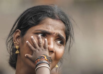 Uma mãe chora com seu filho nos braços depois do incêndio que destruiu sua casa em Bhimsen Gola, uma favela de Katmandu, habitada principalmente por imigrantes índios. 9 de março de 2014.