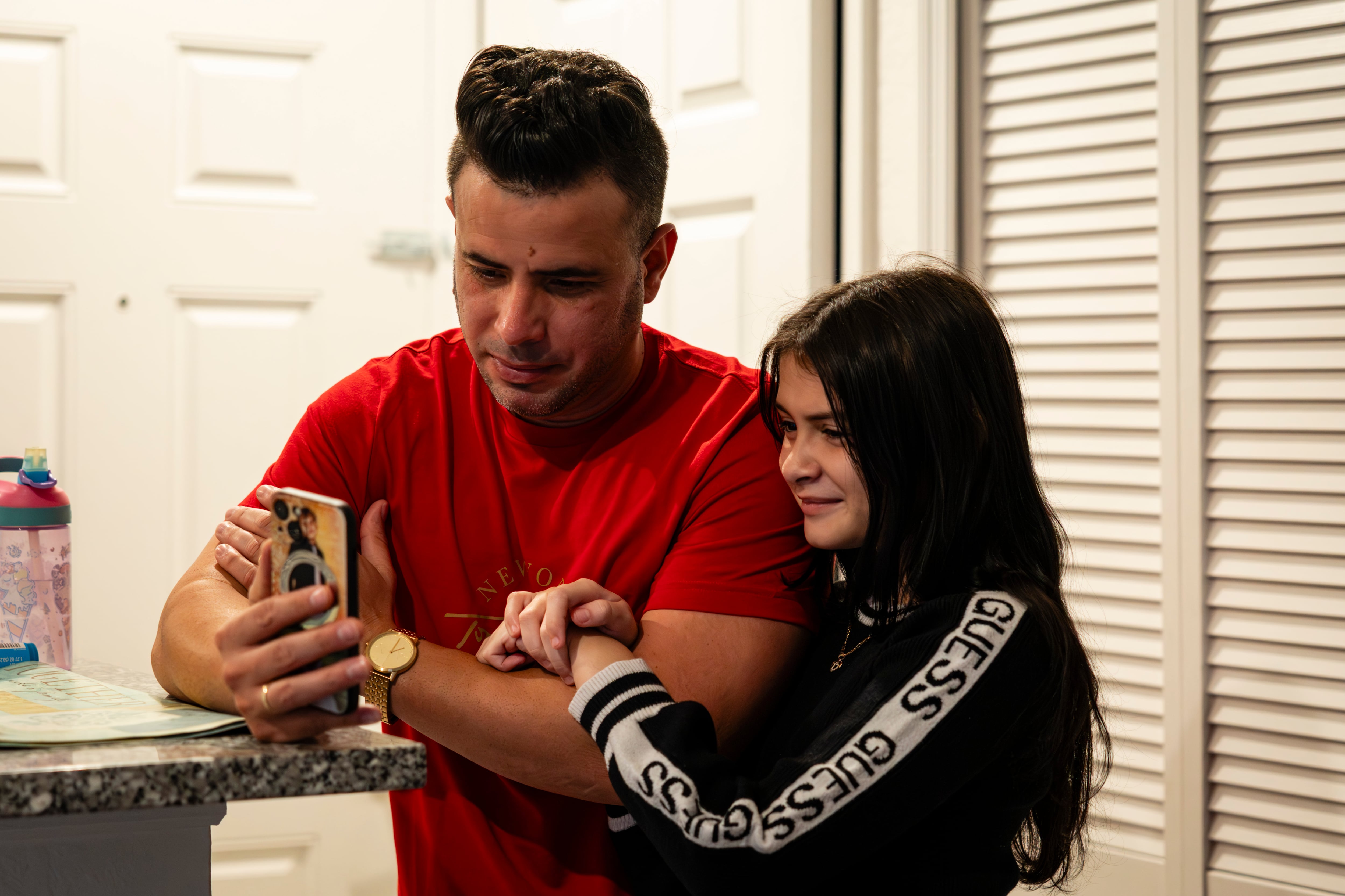 Deivy y Adriana Miguel durante una videollamada a Cuba con el hijo mayor de Deivy, Alex Alemán.