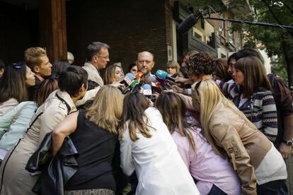 El secretario de Política Autonómica del PSOE, el andaluz Alfredo Pradas, a su llegada a Ferraz ha dicho que el partido tiene que “intentar cambiar el rumbo para corregir esa situación”. Ha pedido "hacer hoy autocrítica” y “no poner paños calientes” a los resultados “muy malos” de los comicios de ayer.