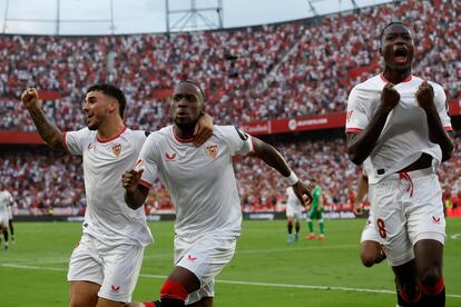 Isaac, Lukébakio y Agoumé celebran el gol del triunfo del Sevilla en el derbi ante el Betis.