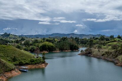 Vista de la represa en El Peñol, Antioquia, Colombia