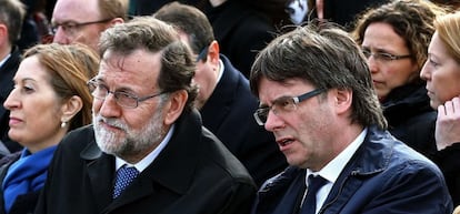 El jefe del Ejecutivo, Mariano Rajoy, y el presidente de la Generalitat, Carles Puigdemont, encabezan el acto de homenaje a las v&iacute;ctimas del accidente de Germanwings.