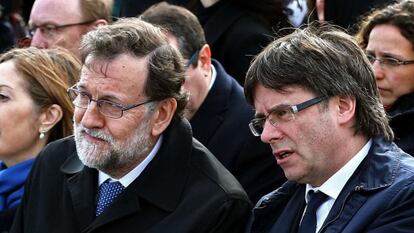 El jefe del Ejecutivo, Mariano Rajoy, y el presidente de la Generalitat, Carles Puigdemont, encabezan el acto de homenaje a las v&iacute;ctimas del accidente de Germanwings.