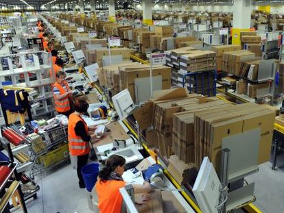Empleados en el almacén de Amazon en Bad Hersfeld, Alemania, en una imagen tomada en diciembre de 2010