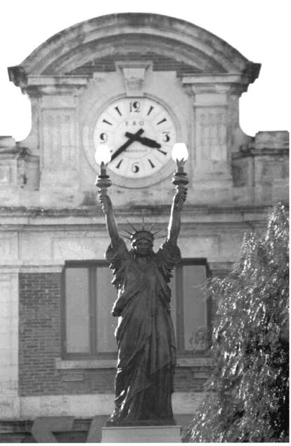 1994: la estatua de la Libertad concebida por Salvador Dalí (1904-1989) que se exhibió en el atrio de la estación de Perpiñán (sudeste de Francia), un lugar que el español consideraba como "el centro del mundo".