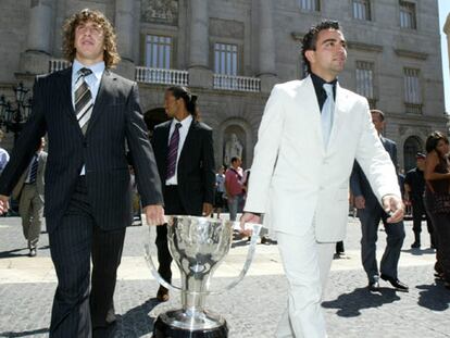 Puyol y Xavi,  con la copa de la Liga durante la visita del Barça al Ayuntamiento de Barcelona.