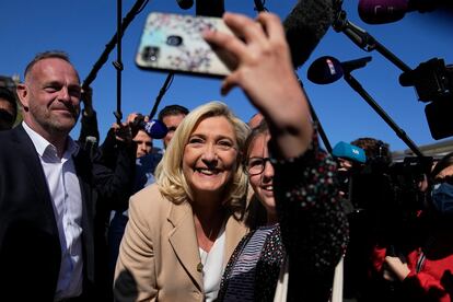 Marine Le Pen posa para un selfi de una seguidora, el día 22 de abril en Etaples, al norte de Francia.