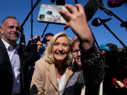 Marine Le Pen posa para un selfi de una seguidora, el día 22 de abril en Etaples, al norte de Francia.