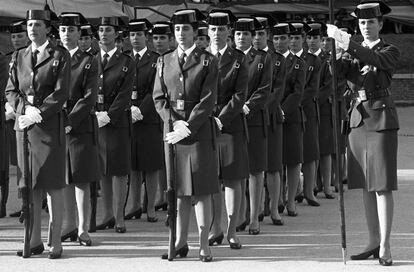 Mujeres guardias civiles en formación, durante el acto de entrega de la Cruz de Oro de la Guardia Civil al rey Juan Carlos. En 1989, 198 mujeres se convirtieron en guardias civiles en la 94º promoción de la Academia.