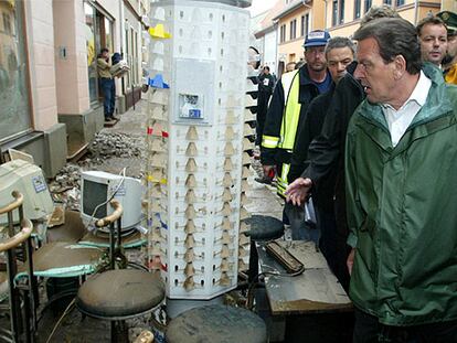 El canciller alemán, Gerhard Schroder, visita la ciudad germano oriental de Grimma, cerca de Luipzig, tras las catastróficas inundaciones de agosto de 2002.