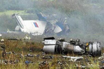 Un bombero observa los restos del avión Túpolev estrellado ayer en Ucrania.