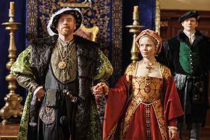 Damian Lewis y Kate Phillips, como Enrique VIII y Jane Seymour, en 'Wolf Hall: el trueno en el reino'.