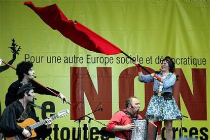 El grupo francés Jolie Mome, durante un concierto en las afueras de París organizado ayer por partidarios del <i>no</i> a la Constitución europea.