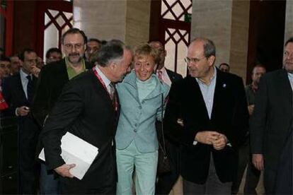 Manuel Chaves y Fernández de la Vega, con Sánchez Monteseirín (drecha) y el presidente de la FEMP.