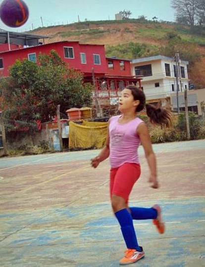 Atacante, Maria Alice joga em time masculino desde os sete anos.