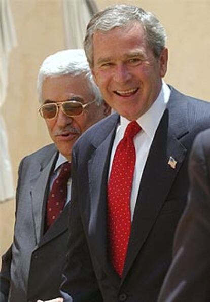 Bush, seguido del primer ministro palestino, en la casa de verano del rey de Jordania.