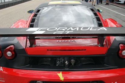 El impresionante motor V8 de este Ferrari, de 4.308 centímetros cúbicos y que desarrolla 490 caballos de potencia, queda a la vista en la zona trasera del superdeportivo.