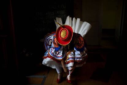 Una joven del barrio lisboeta de Alfama se prepara antes de asistir al Desfile de Santo Antonio de Lisboa (Portugal).