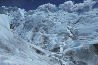 Glaciar el Perito Moreno que se encuentra en el Parque Nacional Los Glaciares, parte de la Patagonia campo de hielo sur, este lunes, en la provincia de Santa Cruz, Argentina.