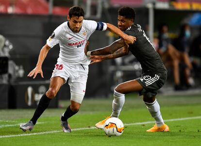 Nava regatea a Rashford durante las semifinales de la Europa League.