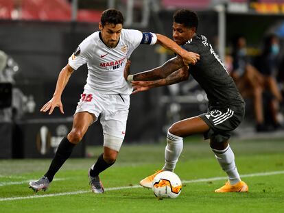 Nava regatea a Rashford durante las semifinales de la Europa League.