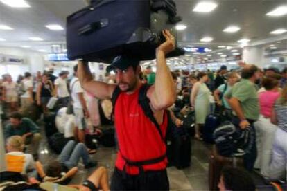 El aeropuerto de Cancún, abarrotado de gente que trata de salir del país.